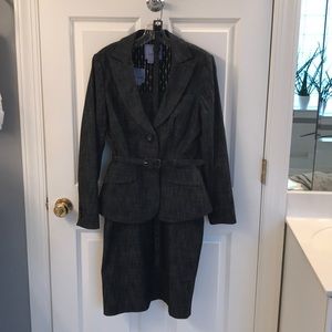 2 piece lined suit, 2 belts, wearable w/o belts.